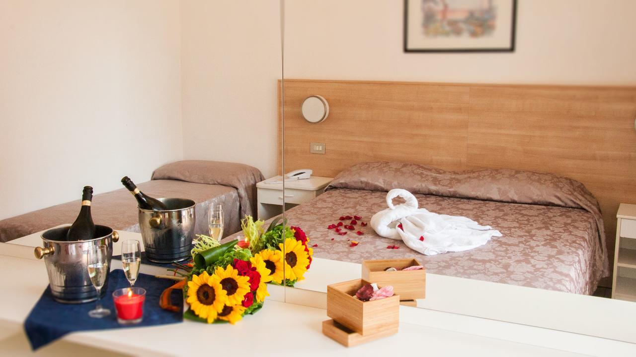 Hotel Raffaello チェゼナーティコ エクステリア 写真